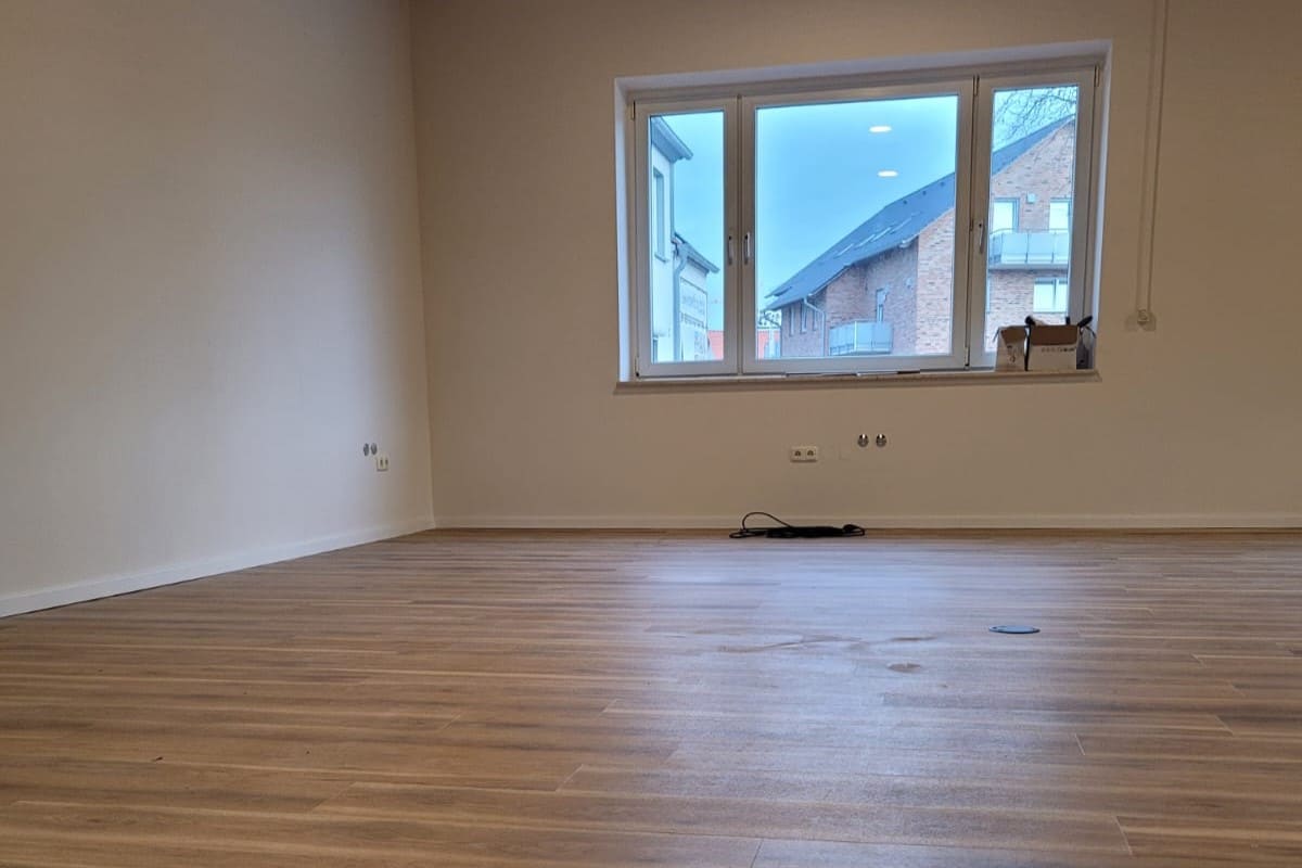 leerer-Raum_1 freistehender Raum, Blick Richtung SĂĽdfenster