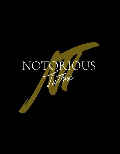 Notorious Tattoos mit Signet auf schwarzem Hintergrund